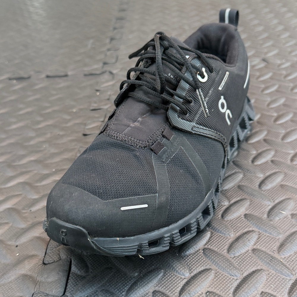 ON Cloud Waterproof Women’s Running Shoes Size W 8 - Picture 2 of 11